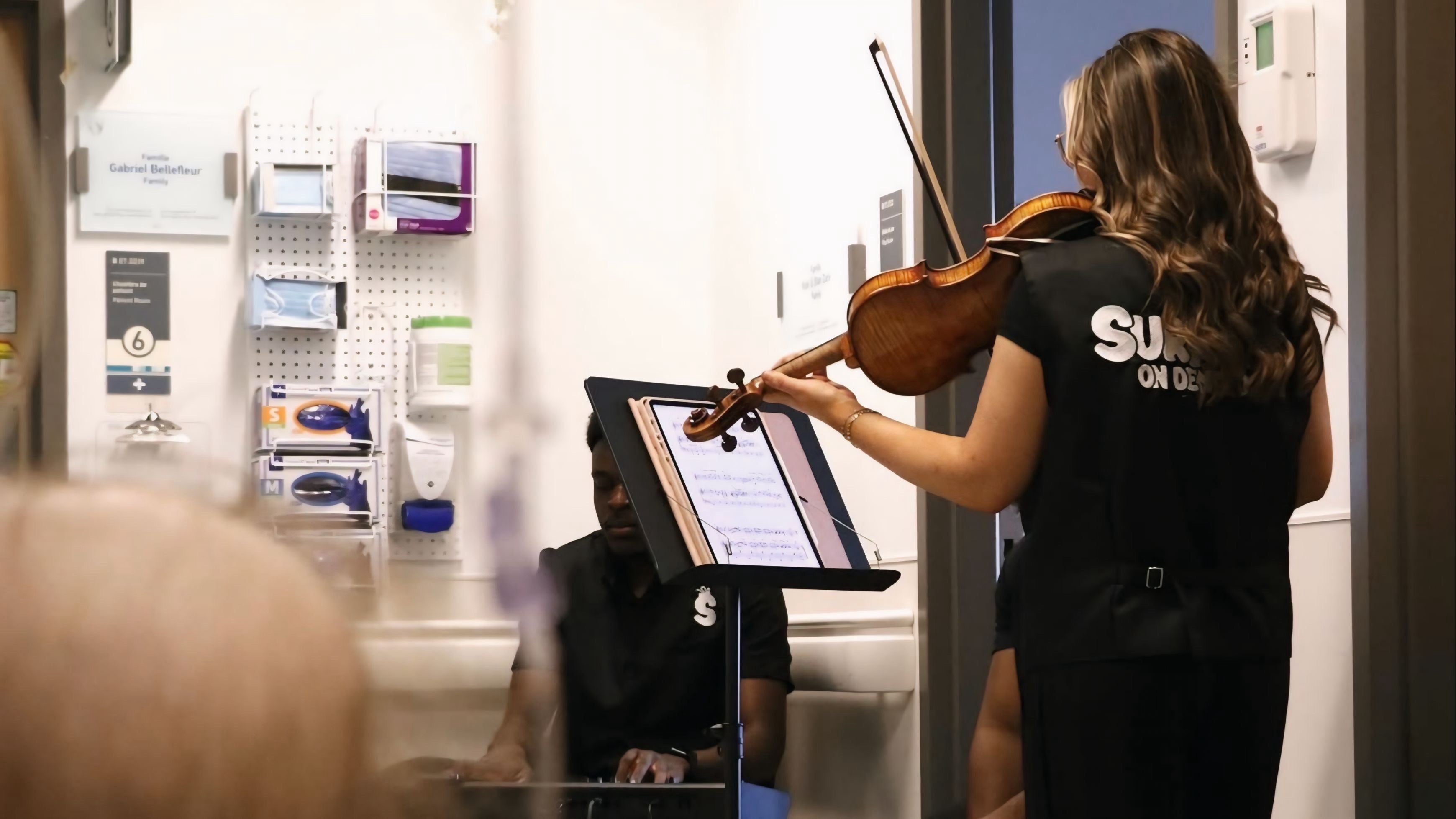 Une matinée de musique et de joie à l’Hôpital de Montréal pour enfants